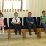 Děti poslouchají slavnostní řeč paní učitelky